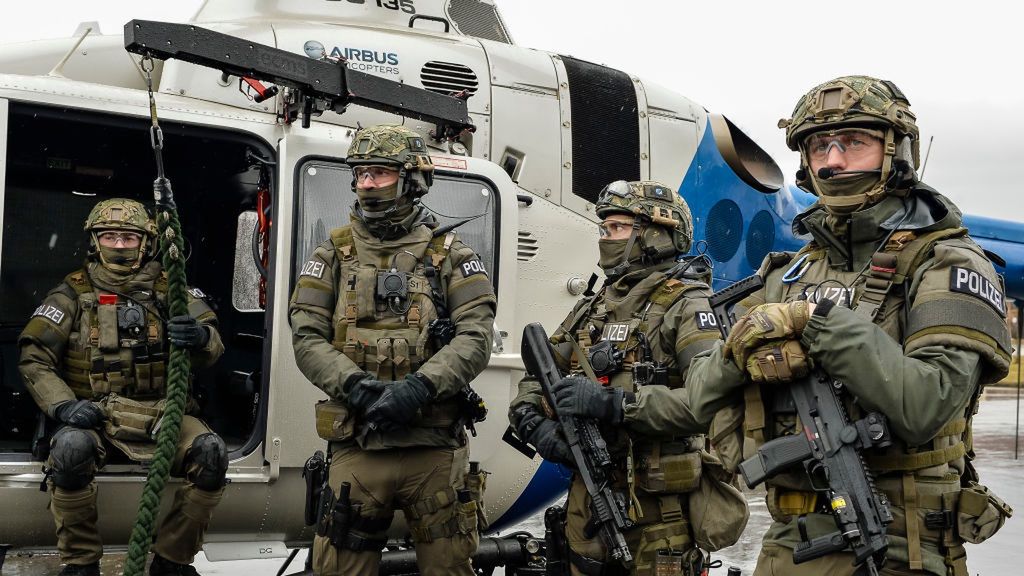 GETEX 2017
(GERMANY OUT)    Eine Gruppe von SEK Polizisten stehen bewaffnet neben einem Hubschrauber bei einer gemeinsamer Vorfuehrung von Kraeften der Polizei und der Bundeswehr waehrend der GETEX 2017 am 09. Maerz 2017 in der Werdenfelser Kaserne in Murnau.    (Photo by GASPA/ullstein bild via Getty Images)
ullstein bild