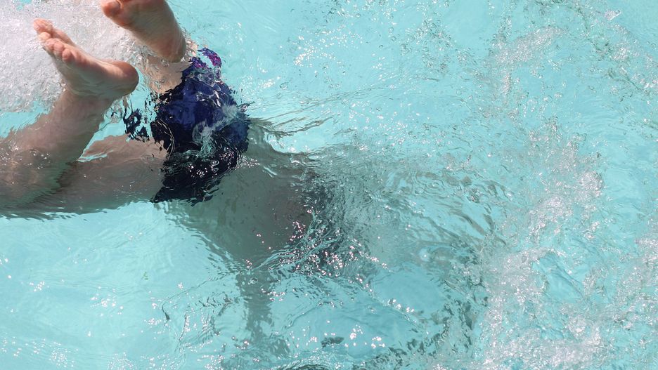 Prosty trik ratowniczki. Mówi jaką pieluszkę wybrać na basen