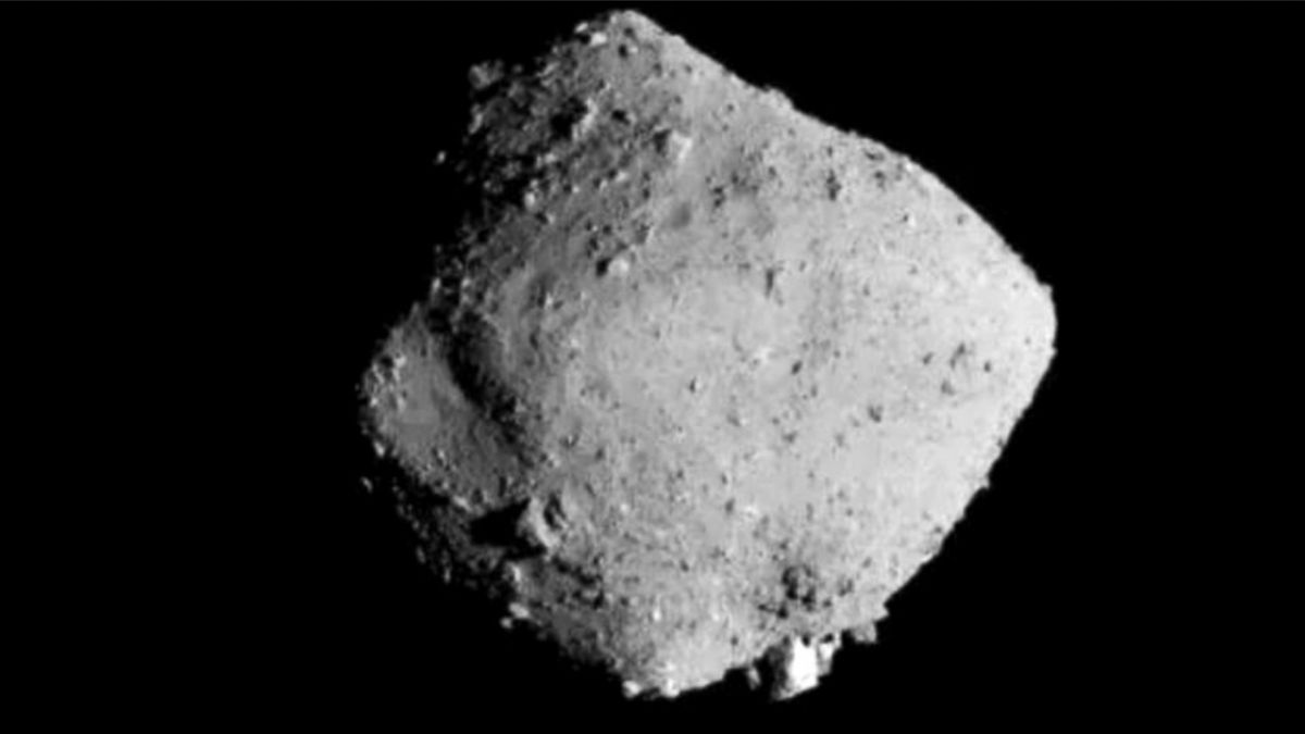 Archiwalne zdjęcie asteroidy Ryugu uchwycone przez sondę Hayabusa 2 