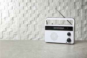KRRiT przedłuża koncesje i otwiera drogę radiu akademickiemu we Wrocławiu. Jednogłośna zgoda na plany 19 spółek mediów publicznych na 2026 r.