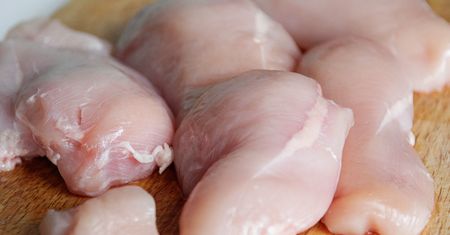Widzisz taką pierś w sklepie? Lepiej nie bierz jej z lodówki
