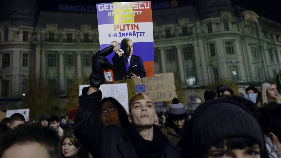Protest against far-right independent runoff candidate Calin Georgescu in Bucharest
epa11742791 Romanian protesters shout slogans and hold up a placard that depicts Calin Georgescu (R) and Vladimir Putin (L), and writes: 'GEORGESCU LIED TO US, AND HE ALLIED WITH PUTIN', during a protest held at the University Plaza following the surprise win of far-right independent candidate Calin Georgescu in the first round of presidential elections, in central Bucharest, Romania, 26 November 2024. Up to 1000 students and civil rights activists gathered in the center of Romania's capital to warn against the victory of far-right pro-Russian independent candidate Calin Georgescu, whose declarations worried human right activists. Calin Georgescu led in the first round of the presidential race, winning 22.94 percent of the total number of votes, followed by Elena Lasconi, leader of the USR (Save Romania Union), with 19.18 percent. The second round of Romania's presidential election will be held on 08 December 2024.  EPA/ROBERT GHEMENT 
Dostawca: PAP/EPA.
ROBERT GHEMENT
election, crowd, parties