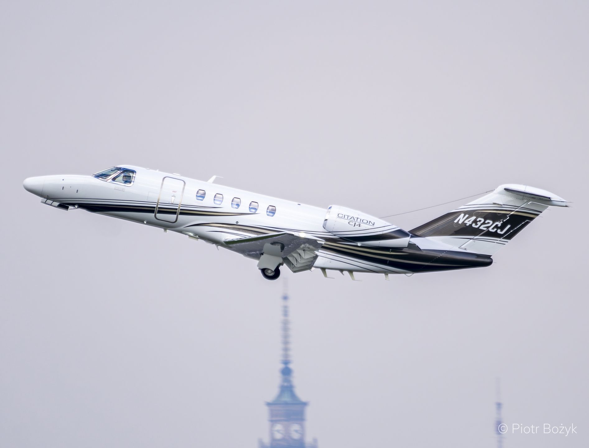 Cessna Citation CJ4 podczas startu z Lotniska Chopina w Warszawie