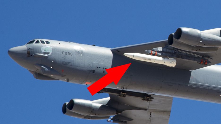 Pocisk AGM-183 ARRW pod skrzydłem bombowca B-52
