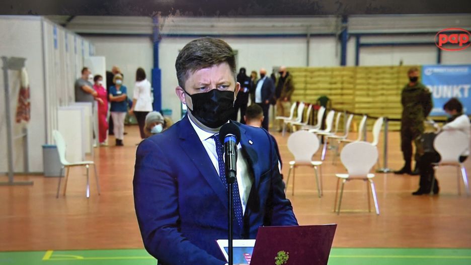 Skierniewice, 08.04.2021. Minister-członek Rady Ministrów, szef KPRM Michał Dworczyk podczas wypowiedzi dla mediów transmitowanej z punktu szczepień przeciw COVID-19 w Skierniewicach, 8 bm. (jm) PAP/Radek Pietruszka