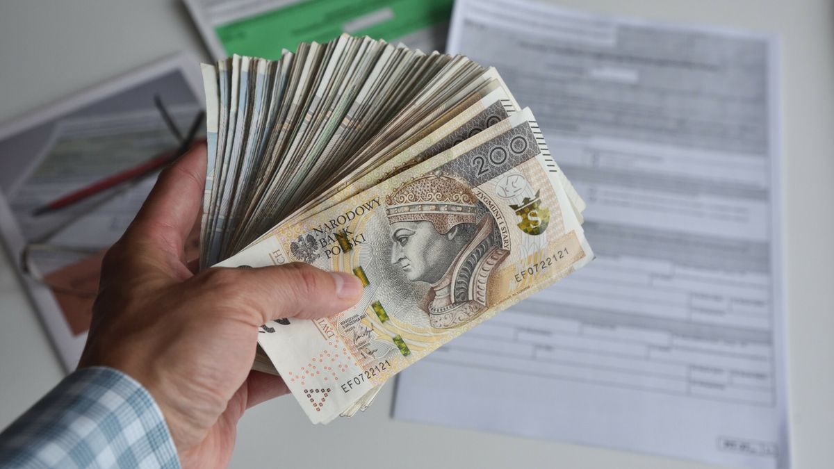 Stock Bart?omiej Magierowski
Fot. Bartlomiej Magierowski/East News. Wroclaw 7.05.2024. Formularz PIT-36 i PIT-37, dlugopis, gotowka, rozne banknoty. Rozliczenie podatkowe.
Bartlomiej Magierowski