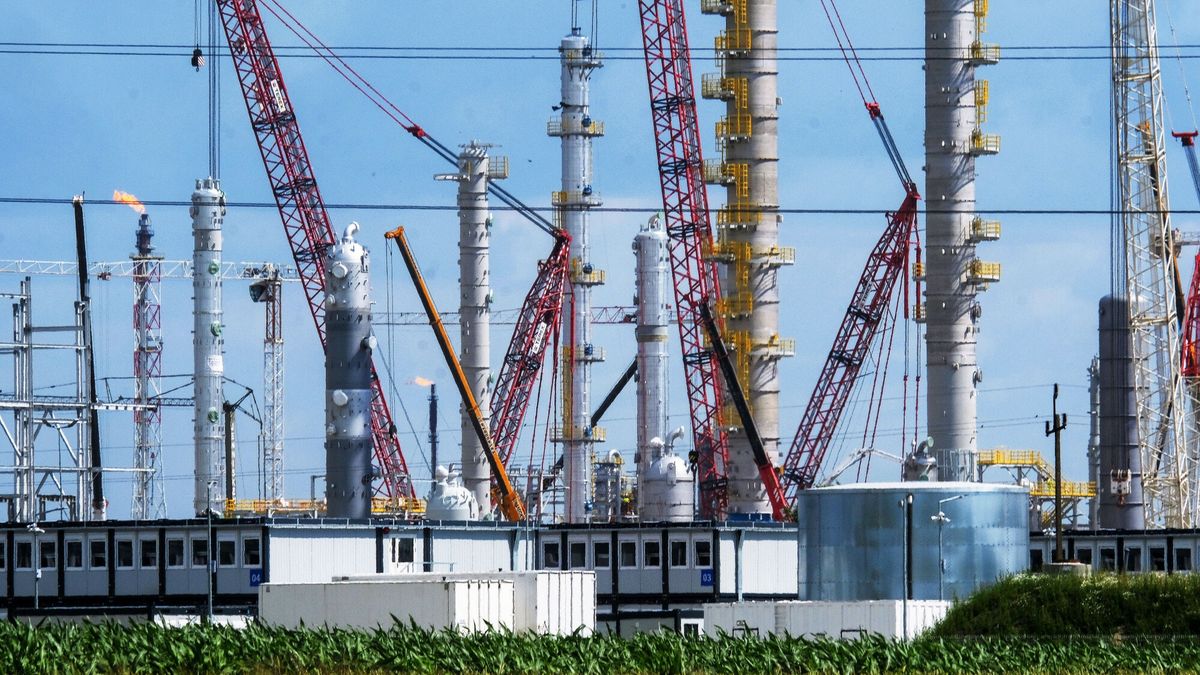 Budowa kompleksu Olefiny 3  PKN ORLEN
29.06.2023 Plock . Budwa kmpleksu Olefiny 3  PKN ORLEN .
na pierwszym planie miasteczko kontenerowe dla pracownikow .
fot . Przemek Wierzchowski / REPORTER
Przemyslaw Wierzchowski/REPORTER