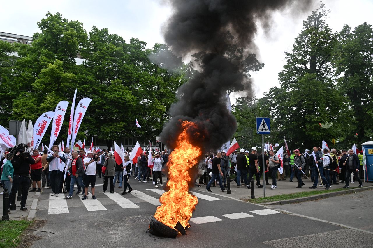 Na manifestacji podpalono oponę