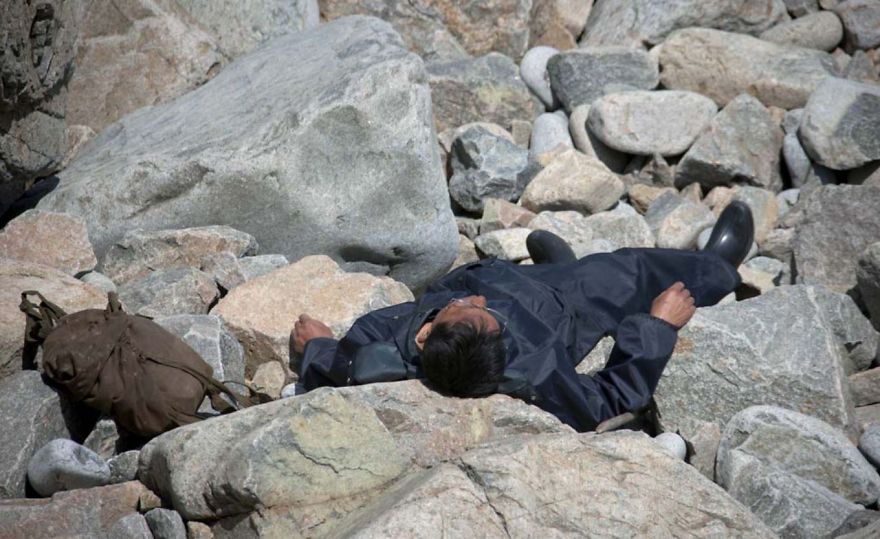 Mężczyzna odpoczywa na kamieniach. Przewodnik prosił o skasowanie zdjęcia, bo bał się, że zachodnie media stwierdzą, że mężczyzna nie żyje. Żył i po prostu odpoczywał.