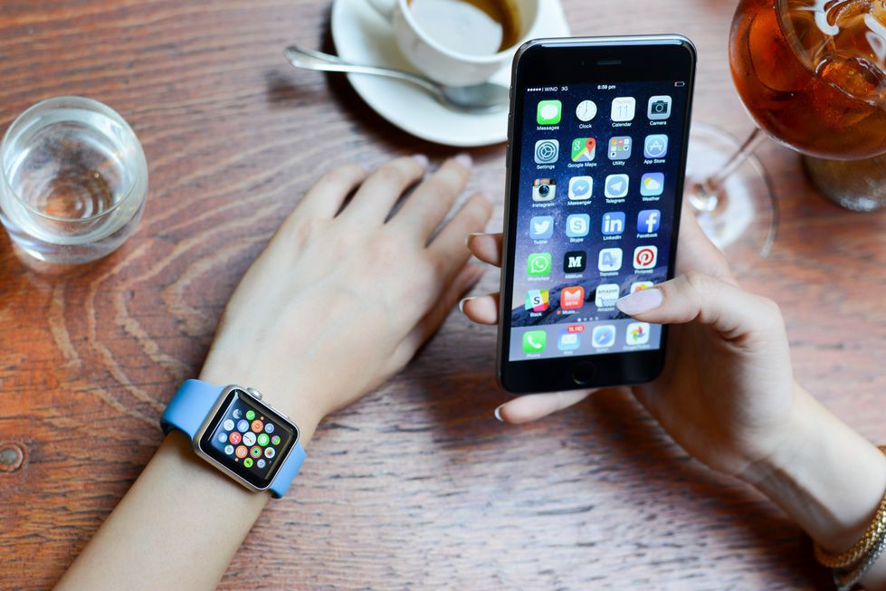 Zdjęcie smartwatcha i smartfona pochodzi z serwisu Shutterstock. Autor: Giuseppe Costantino