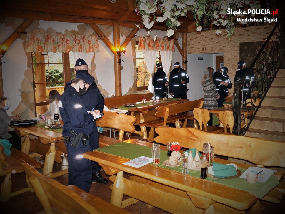 Śląsk. Przyjęcie w restauracji w Mszanie, wkroczyły policja i sanepid