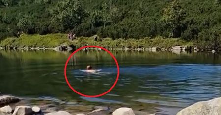 Pływała w tatrzańskim stawie mimo zakazu. W sieci zawrzało