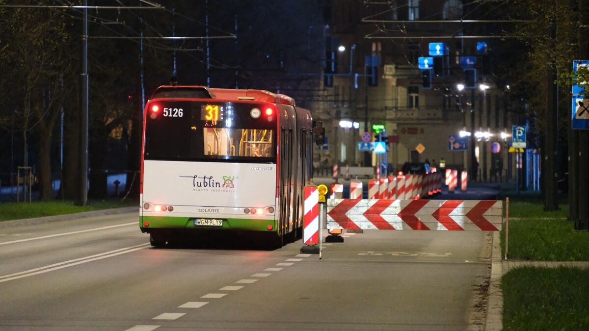 Autobus jadący zamkniętym odcinkiem Al. Racławickich