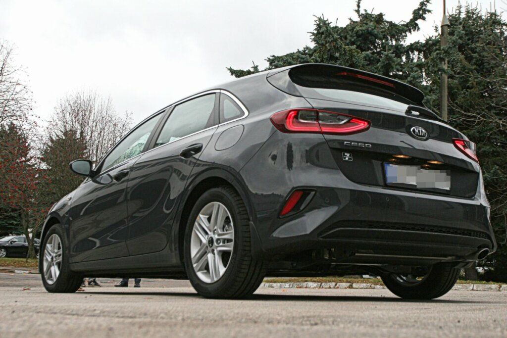Nieoznakowana Kia Cee'd