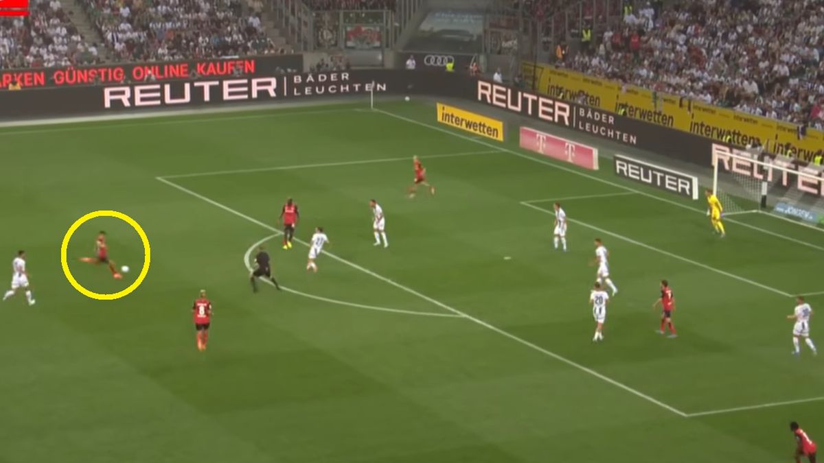 Na zdjęciu: moment uderzenia Granita Xhaki