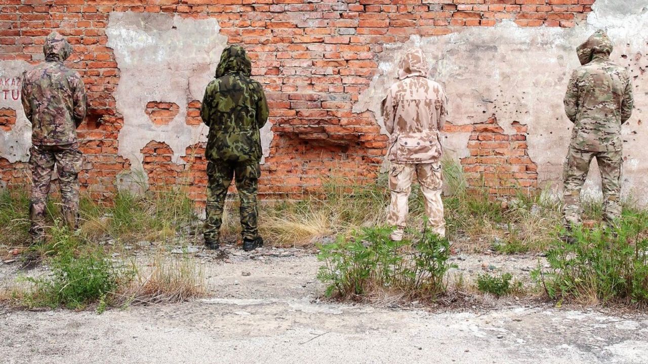 Kamuflaż MAD21 (po lewej) w zestawieniu z innymi maskowaniami 
