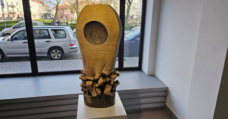 Jak powstaje rzeźba? Poznaj tajemnice wystawy „Pomiędzy”