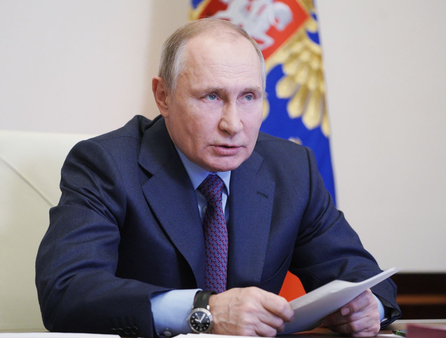 Putin odpowiada KE: "Czyich interesów bronią?"