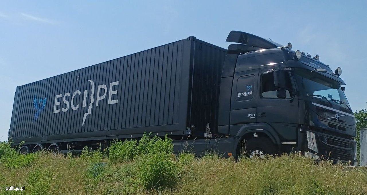 Toruń: Handel ludźmi i internetowe niebezpieczeństwa. Projekt EscapeTruck przed Urzędem Marszałkowskim