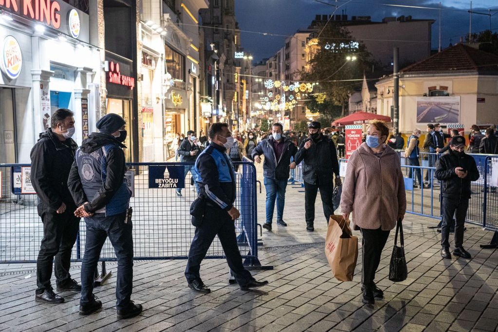 Koronawirus Niemcy. Chcą zrobić lockdown na Boże Narodzenie. "Zamknijmy wszystko"