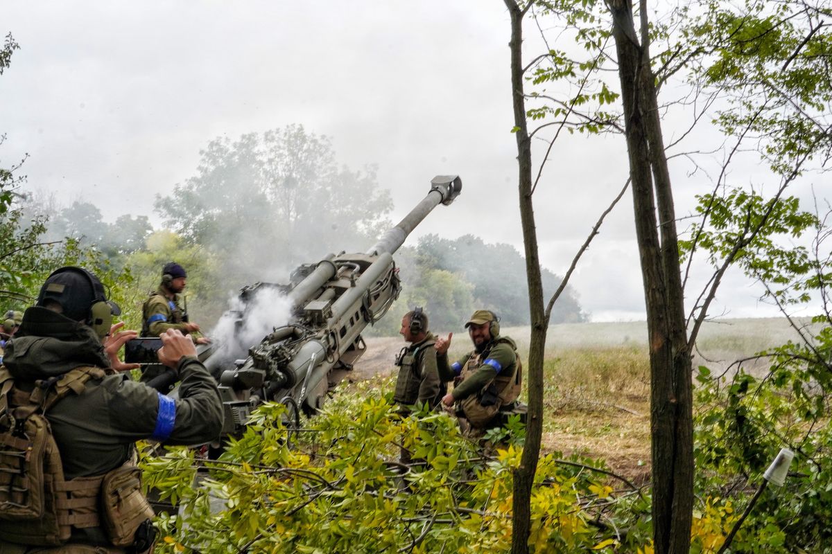 Ukraińscy żołnierze podczas ostrzału rosyjskich pozycji na linii frontu w obwodzie charkowskim.