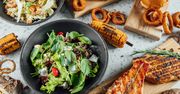 6 sałatek pasujących do grillowanych mięs