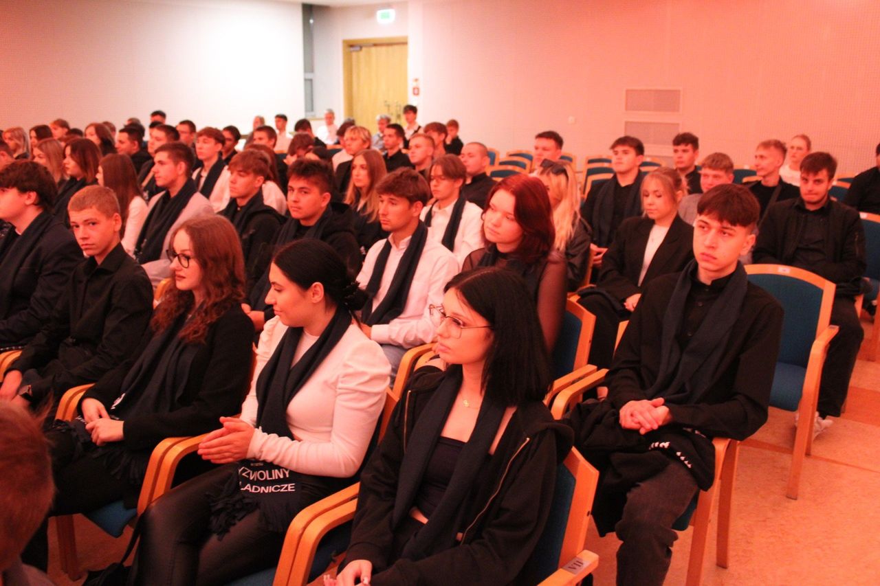 Gniezno: Absolwenci byli pasowani repliką szabli Jana Kilińskiego