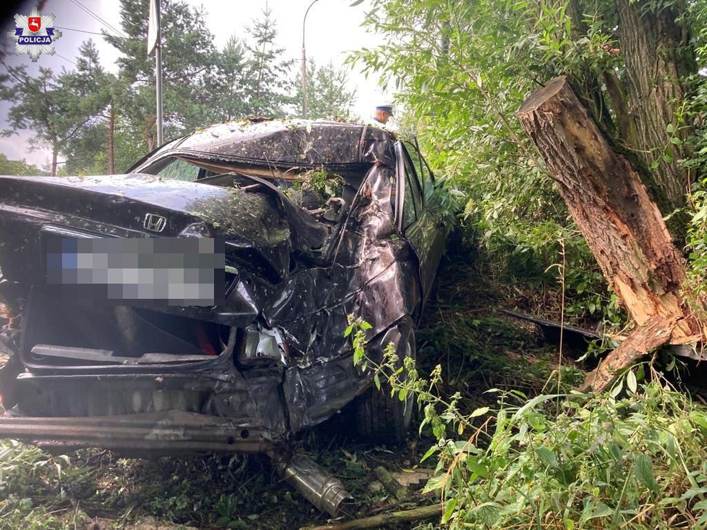 Honda rozbiła się na drzewie. Autem jechały cztery młode osoby