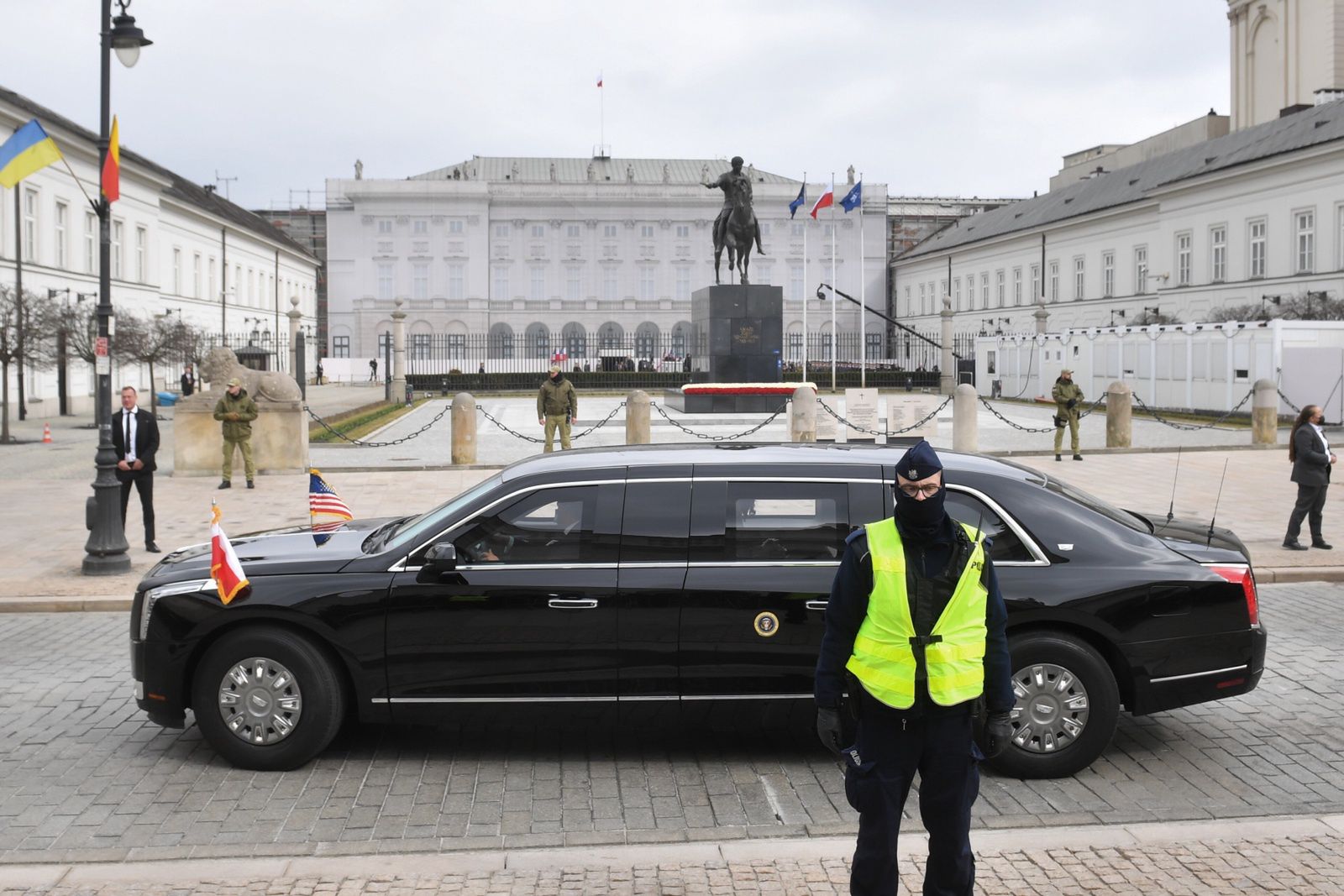 limuzyna
Warszawa, 26.03.2022. Wizyta prezydenta USA Joe Bidena. Limuzyna z prezydentem USA Joe Bidenem podje�d�a pod Pa�ac Prezydencki w Warszawie, gdzie odb�dzie si� spotkanie prezydent�w USA i Polski, 26 bm. Prezydent Biden jest z dwudniow� wizyt� w Polsce. (aldg) PAP/Radek Pietruszka
Radek Pietruszka
ameryka�ski, bestia, kolumna, limuzyna, polityk polityka, prezydent, przejazd, samoch�d, usa, wizyta