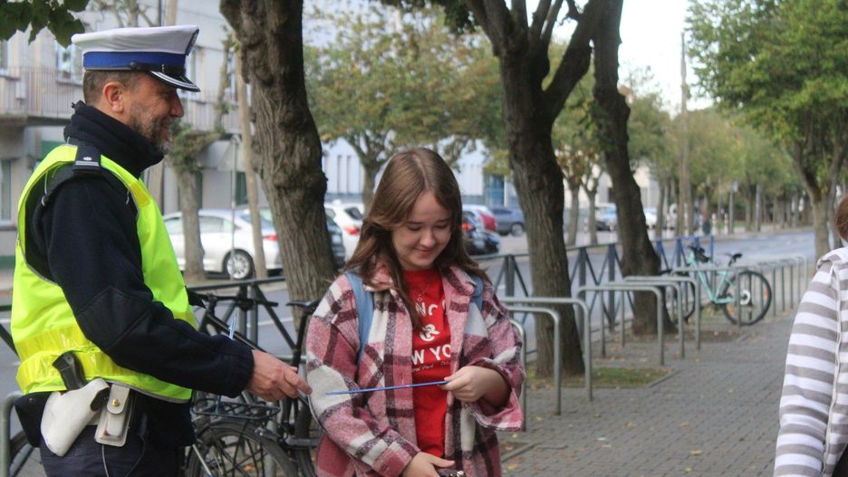 Bełchatów. Odblaski ratują życie - wspólna akcja Policji i Starostwa Powiatowego