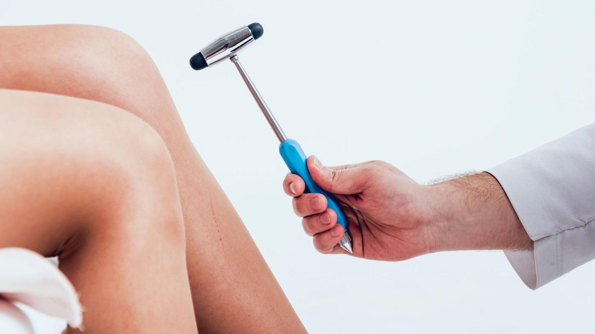 Jednym z odruchów bezwarunkowych jest gwałtowne wyprostowanie nogi po uderzeniu w kolano.