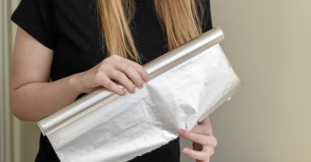 Włóż folię aluminiową za kaloryfer. Ten prosty trik pomoże ogrzać mieszkanie