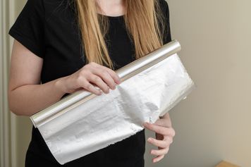 Włóż folię aluminiową za kaloryfer. Ten prosty trik pomoże ogrzać mieszkanie