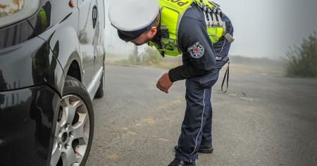 Policjant spojrzy na koło. Masz zimówki latem? Sprawdź, czy to legalne