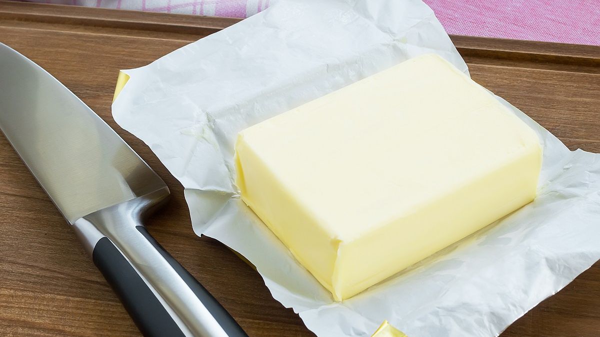 Wiesz, gdzie wyrzucić papier po maśle?