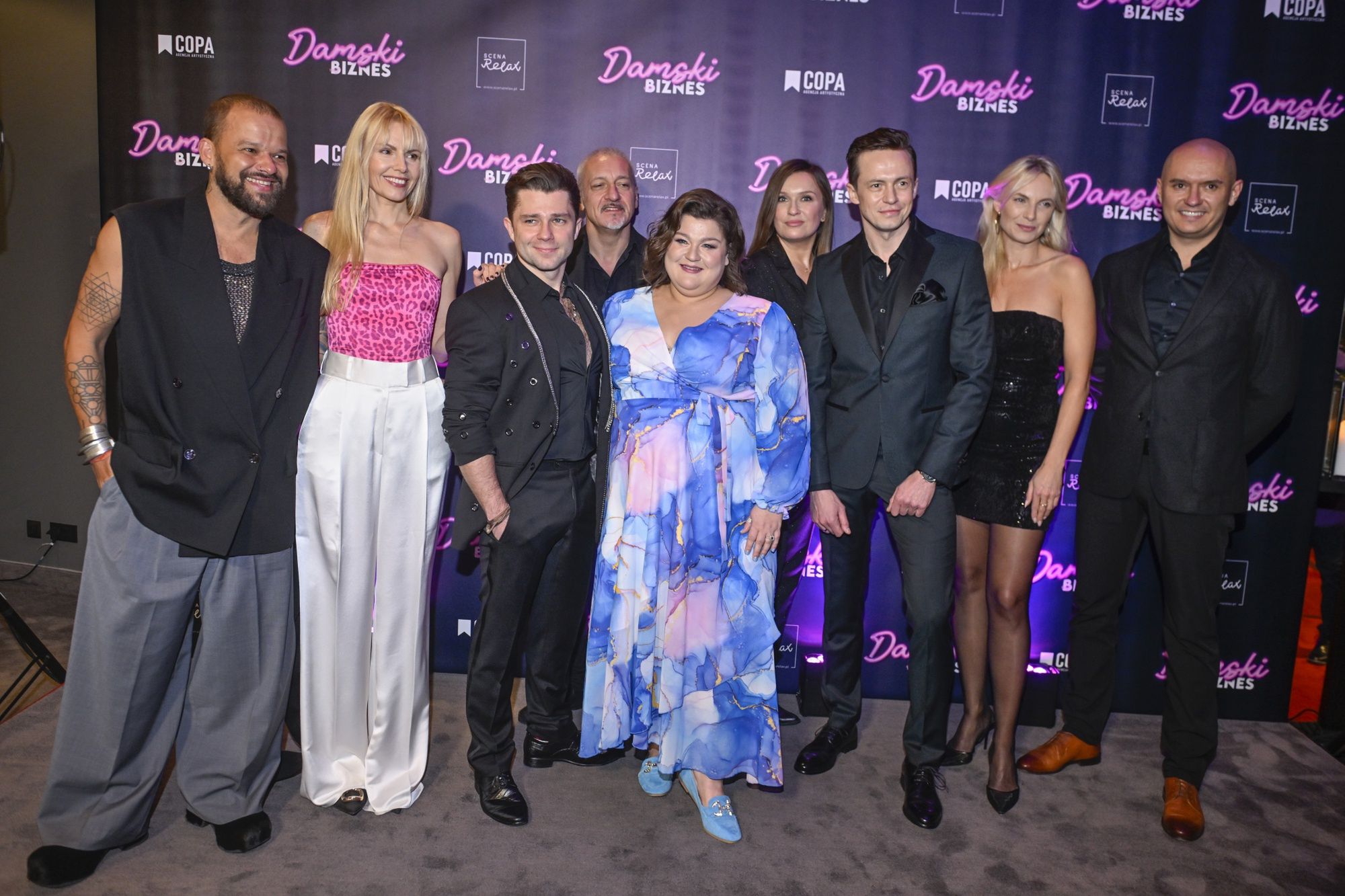 Dominika Gwit pozuje na premierze spektaklu