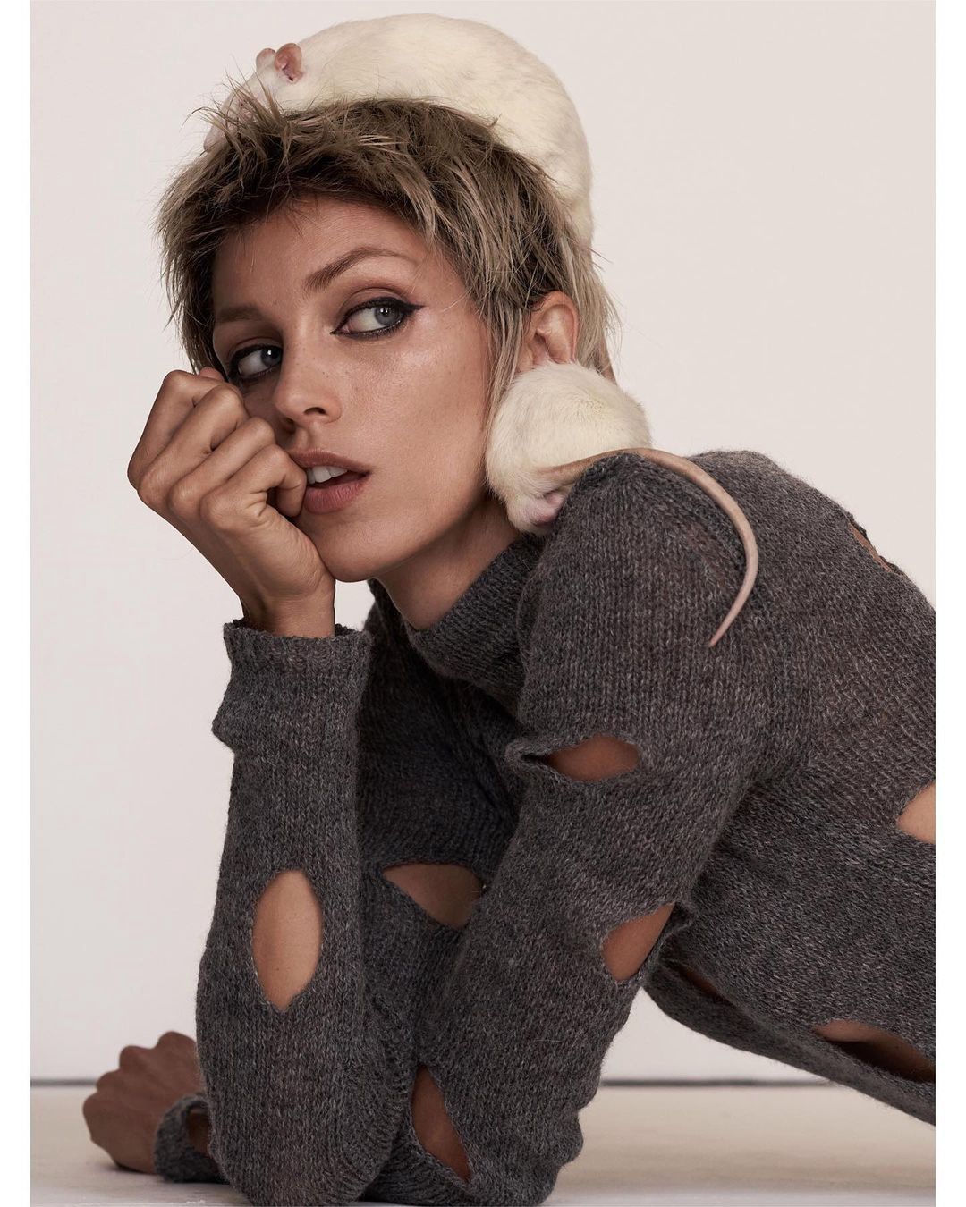Anja Rubik pozuje ze szczurami we włoskim "Vogue'u"