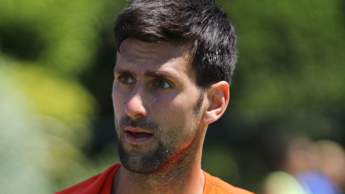 Novak Djoković w czasie treningu na korcie