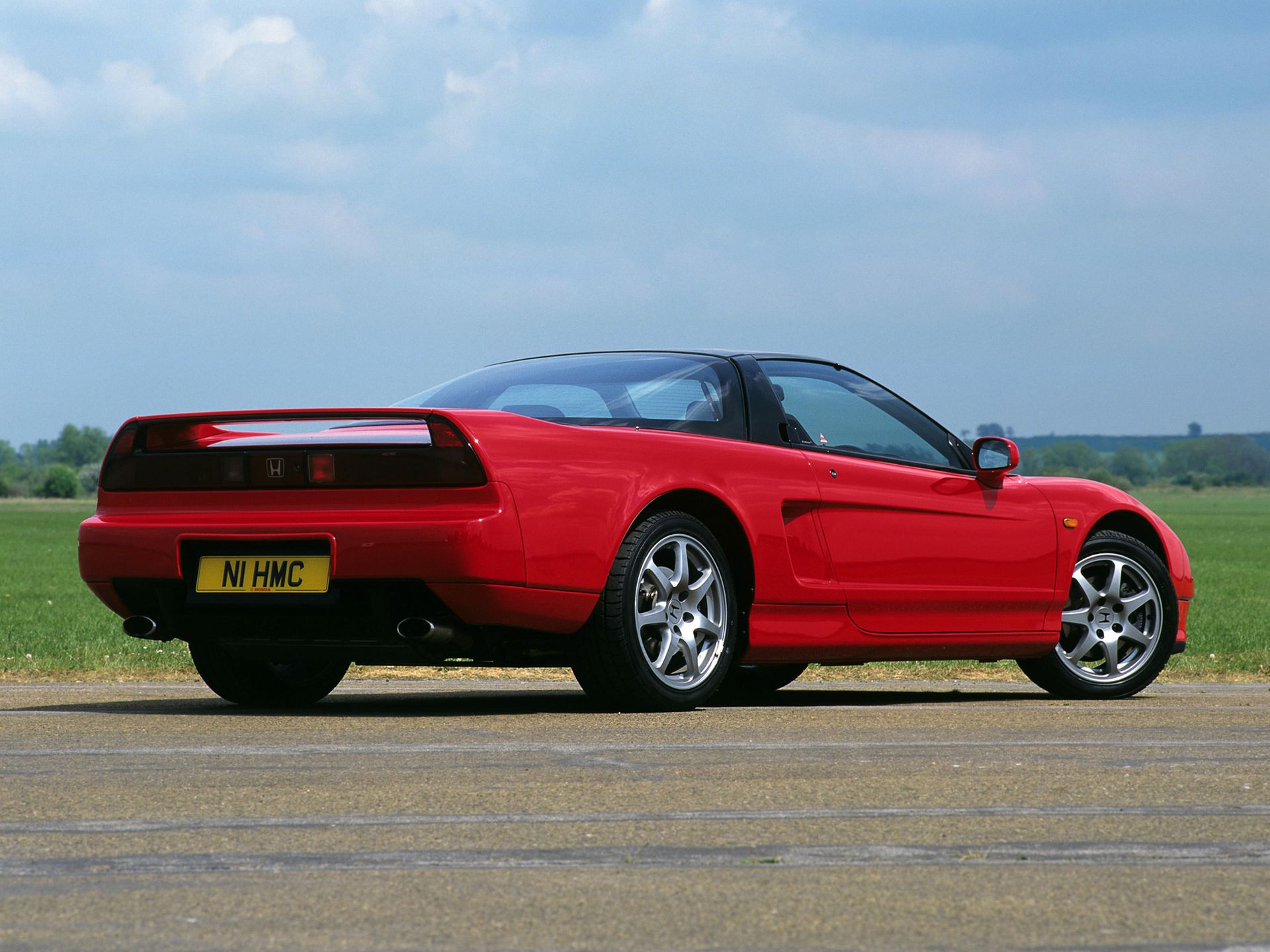Honda NSX to pierwszy samochód seryjny z w pełni aluminiowym nadwoziem. W zależności od wersji wyposażenia waży od 1200 do niespełna 1500 kg. Konstrukcja jest tak udana, że była w swoim czasie wzorcem, a Ayrton Senna pozostał jej wielbicielem nawet po zakończeniu kontraktu z Hondą. Samochód legitymował się wspaniałymi jak na tak niedużą moc osiągami. Setkę osiągał w około 5,5 sekundy, druga pojawiała się po 22 sekundach. Prędkość maksymalna wersji europejskiej to około 270 km/h. Interesująca była wersja Type-S, która osiąga moc około 290 KM i setkę "robiła" w czasie poniżej 5 sekund. NSX 3.0 na Nürburgringu pokonał okrążenie w 8:16 min, co jest wynikiem znakomitym, ale czas poprawiono jeszcze na 8:04 min wersją 3.2 i ostatecznie modelem poliftowym NSX-R wykręcono czas 7:57 min. W prezentowanym tu gronie japońskich supersamochodów tylko jeden był równie szybki.