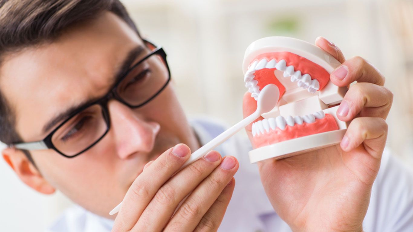 Proteza zębowa również wymaga odkamienienia