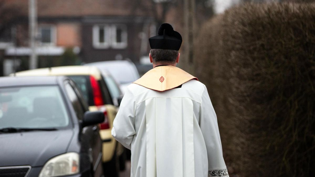 Ksiądz po kolędzie. Czy rezygnacja z tej tradycji to grzech?