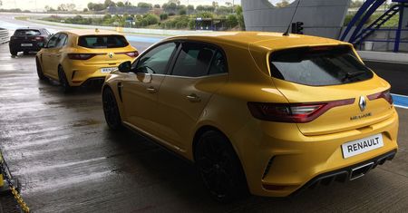 Jak dealerzy przygotowywani są do sprzedaży Megane R.S.