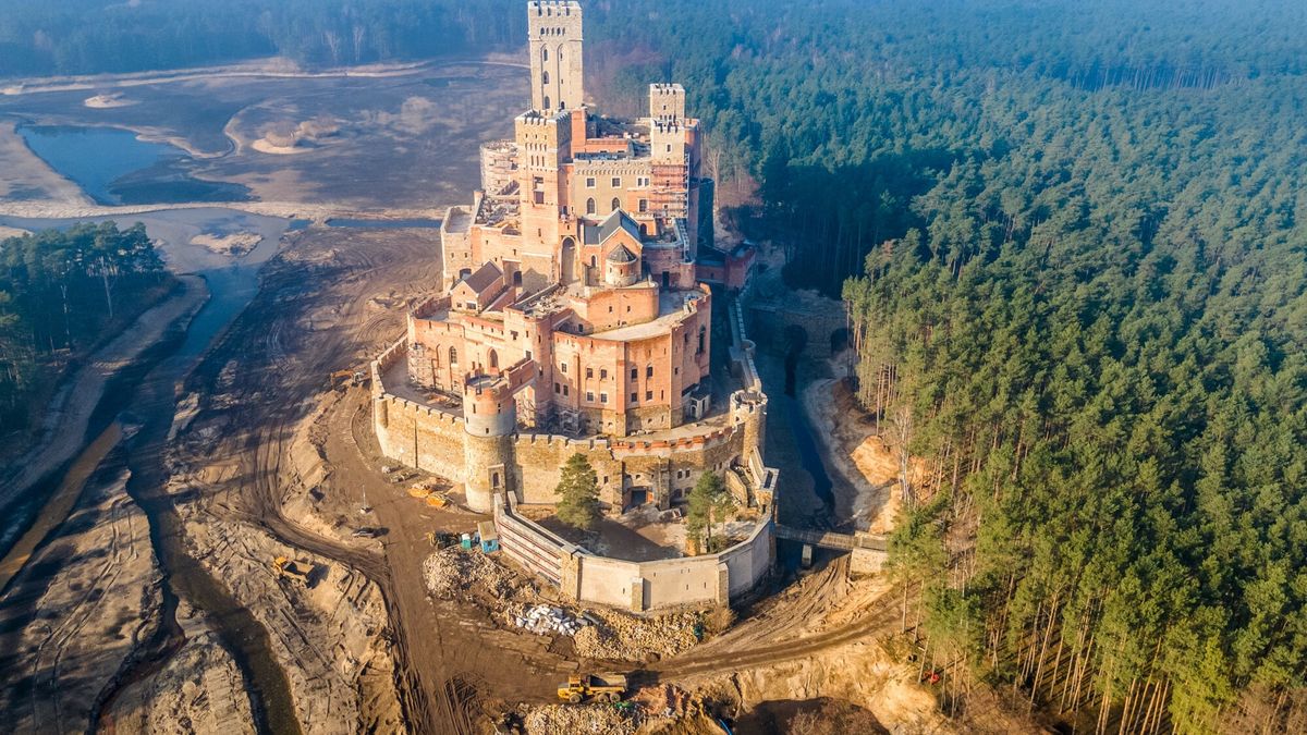 Zamek w Stobnicy
02.03.2021 Stobnica,  budowa zamku w Puszczy Noteckiej Fot Tomasz Jastrzebowski/REPORTER
Tomasz Jastrzebowski/REPORTER