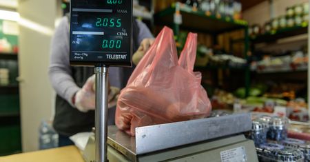 Plastikowych toreb nie ubywa. Rosną wpływy z opłaty recyklingowej