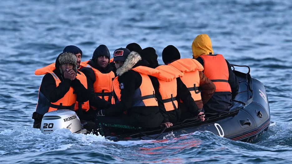 Imigranci przedostający się przez Kanał La Manche