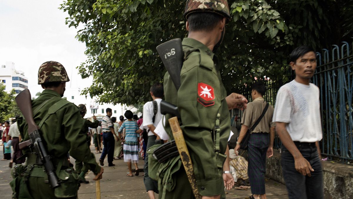 Siły bezpieczeństwa na ulicach Yangon (Birma)
