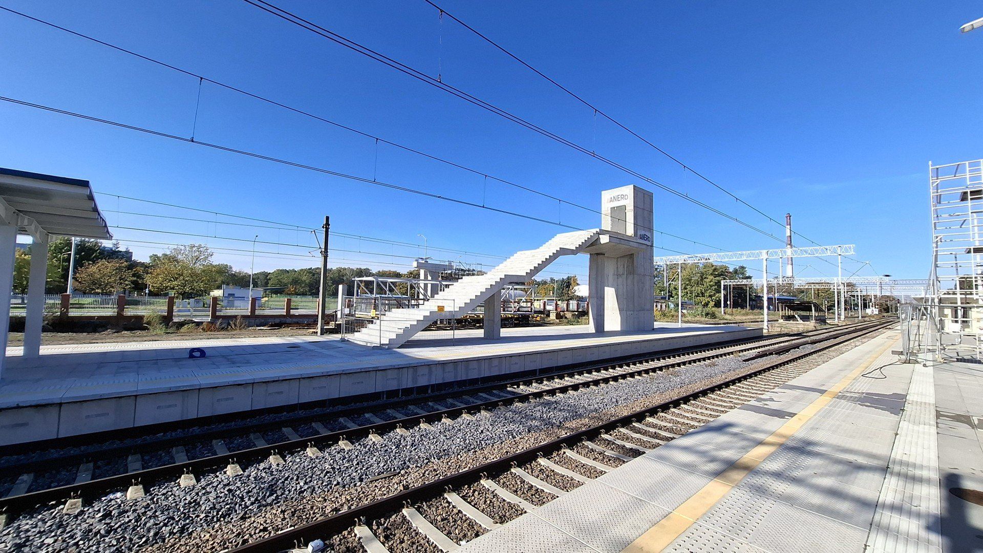 a polickim dworcu powstają dwie kładki nad torami, które ułatwią dotarcie na peron. Na regularne kursy Szczecińskiej Kolei Metropolitalnej na trasie do Polic będziemy jednak musieli poczekać do 2026 roku