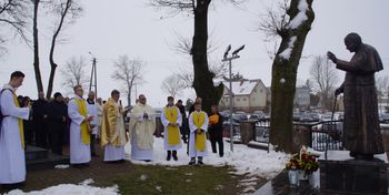 Grabów: Wierni uczestniczyli w odsłonięciu pomnika papieża