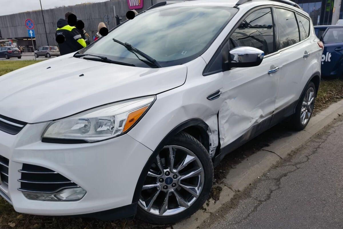 Zderzenie toyoty z fordem na rondzie Dmowskiego