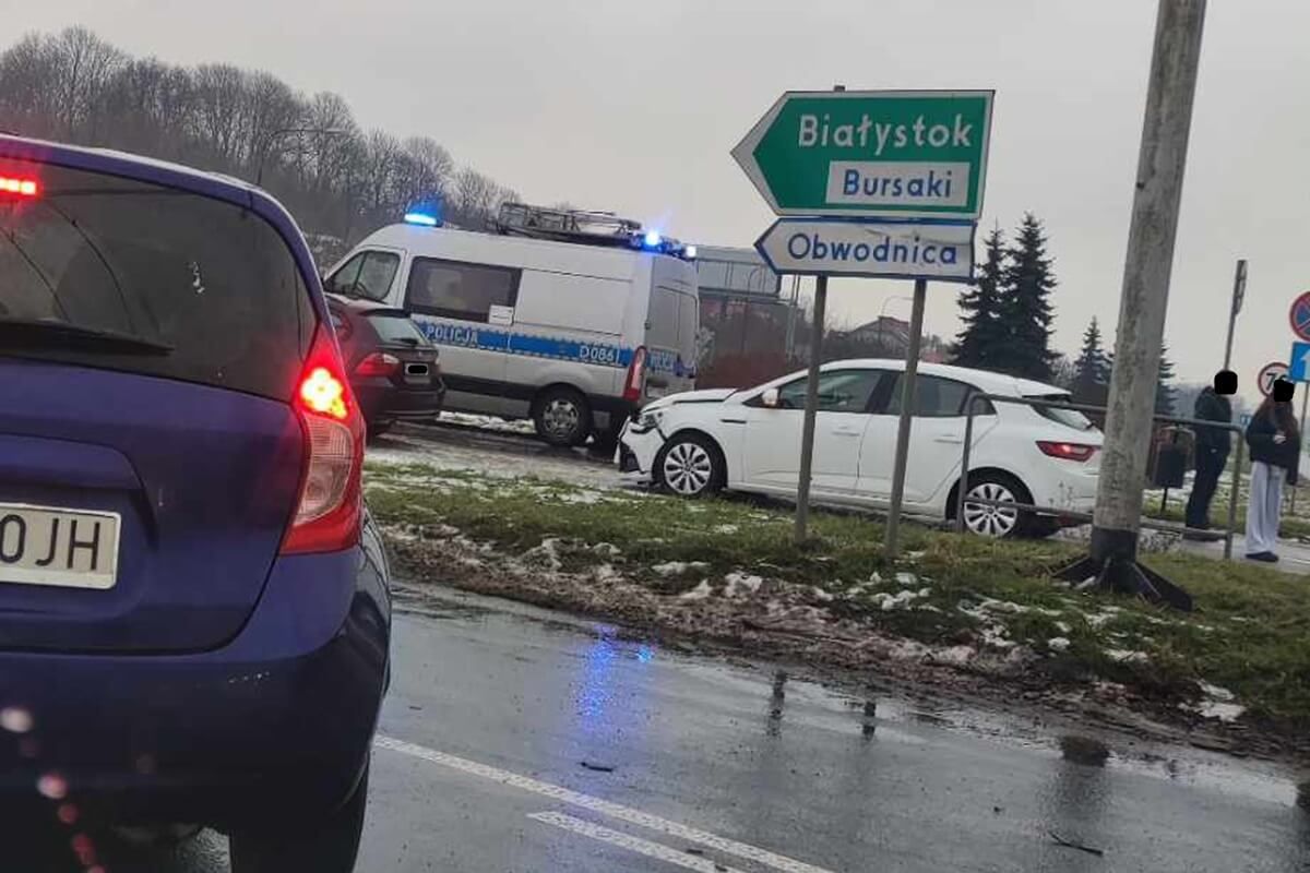 Zderzenie BMW z renaultem na rondzie Dmowskiego